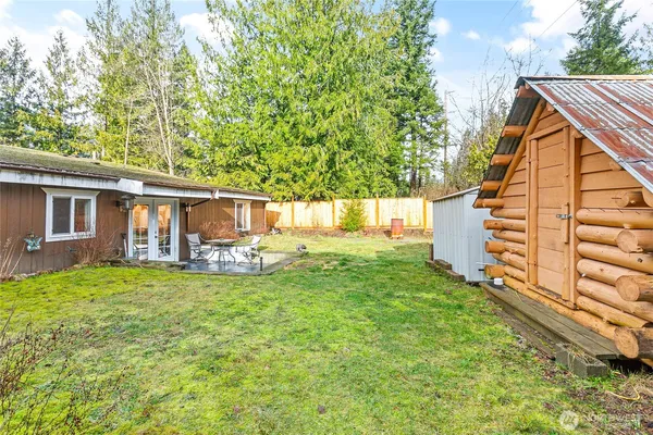 a view of a house with backyard