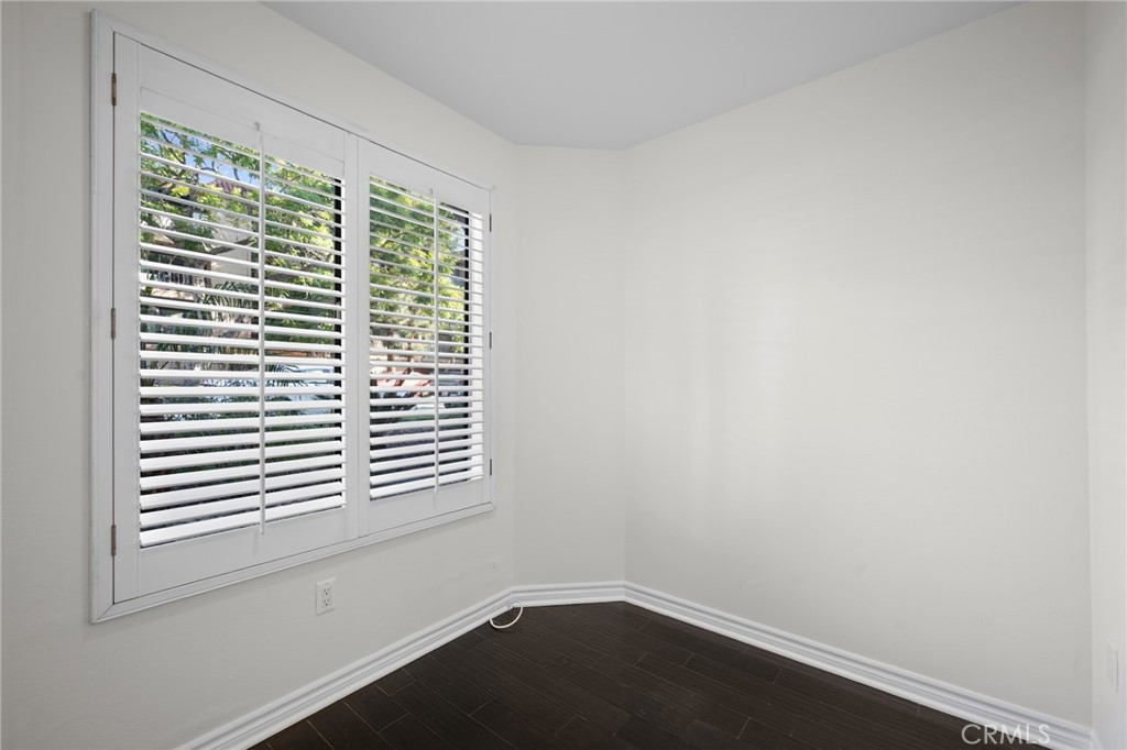 323 North Jackson Street, Unit 119 Glendale, CA 91206 - Photo 26 of 34 a small space with a window