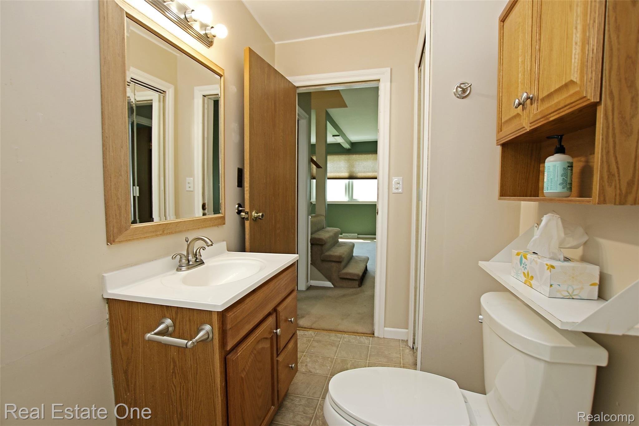 4321 Howe Road Grand Blanc, MI 48439 - Photo 23 of 40 24) Bathroom.jpg