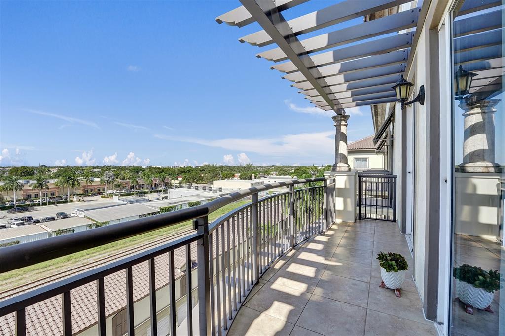 2617 Northeast 14th Avenue, Unit 507 Wilton Manors, FL 33334 - Photo 35 of 65 a view of city from balcony
