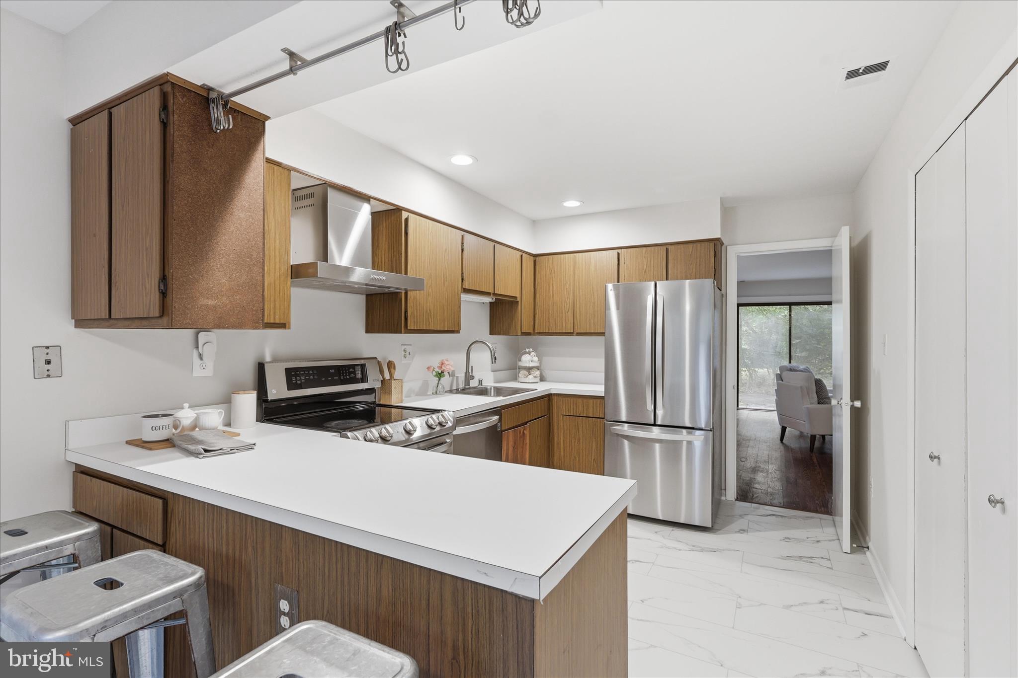 2043 Wethersfield Court Reston, VA 20191 - Photo 8 of 41