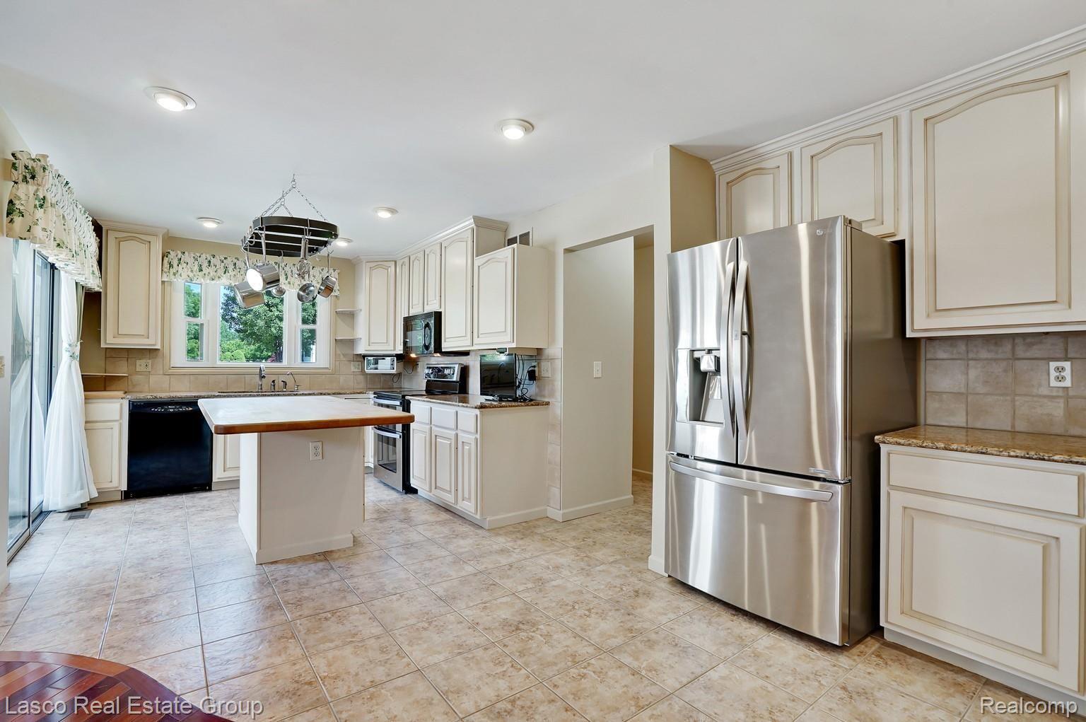 8467 Bergin Road Howell, MI 48843 - Photo 5 of 31 dsc07385-dsc07387.jpg