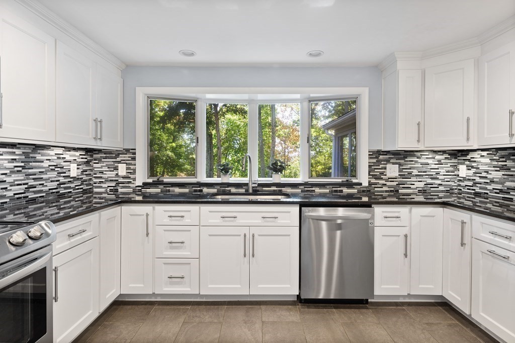 18 Greensboro Road Dedham, MA 02026 - Photo 5 of 36