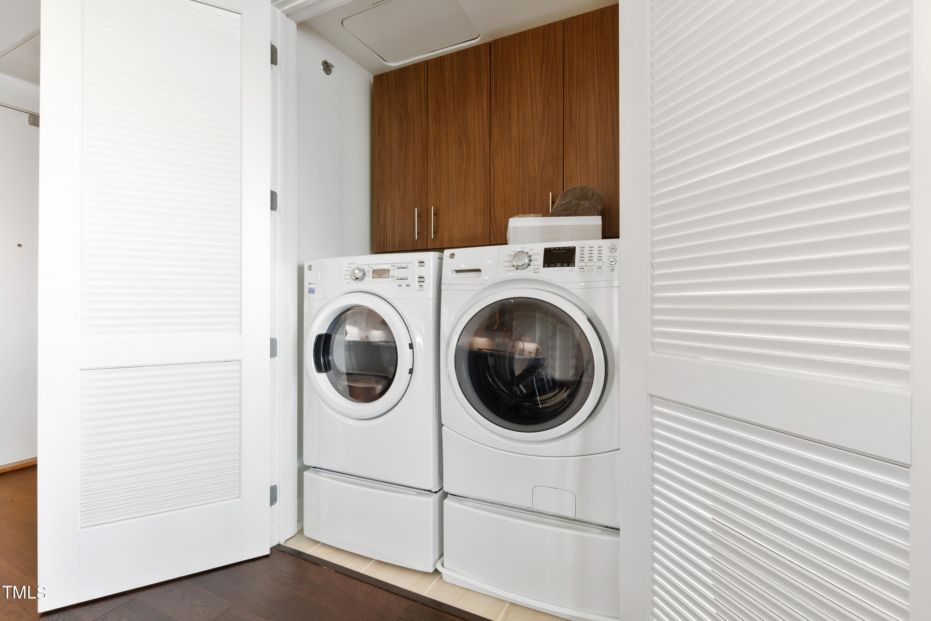 110 Corcoran Street, Unit 2204 Durham, NC 27701 - Photo 22 of 39 a utility room with dryer and washer