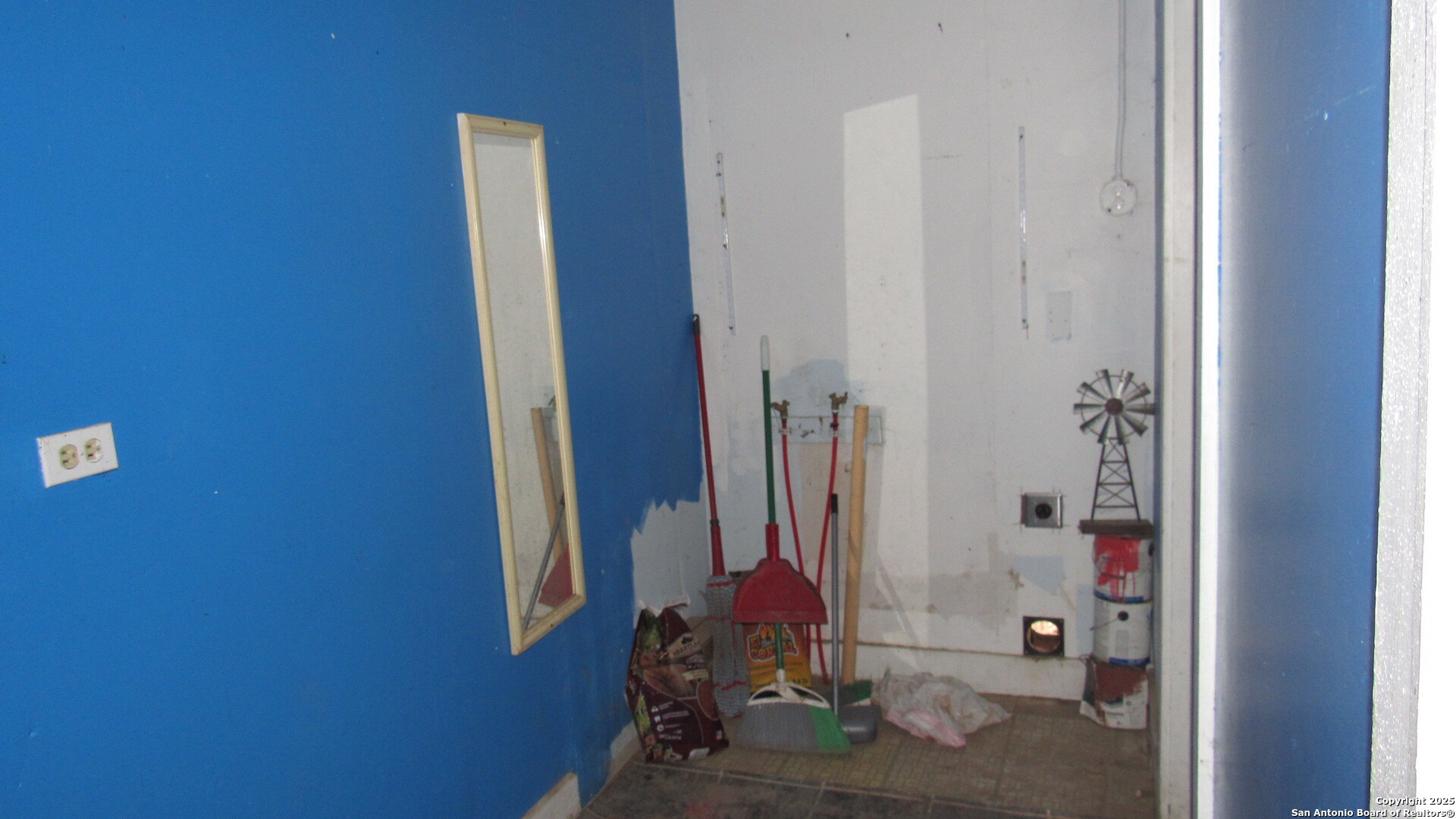 9221 Nelson Road San Antonio, TX 78252 - Photo 4 of 22 a bathroom with a shower and a window