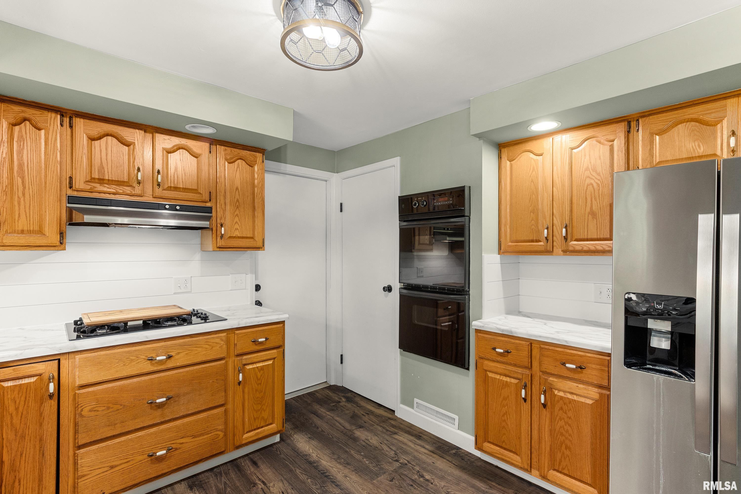 1114 South Main Street Washington, IL 61571 - Photo 10 of 38