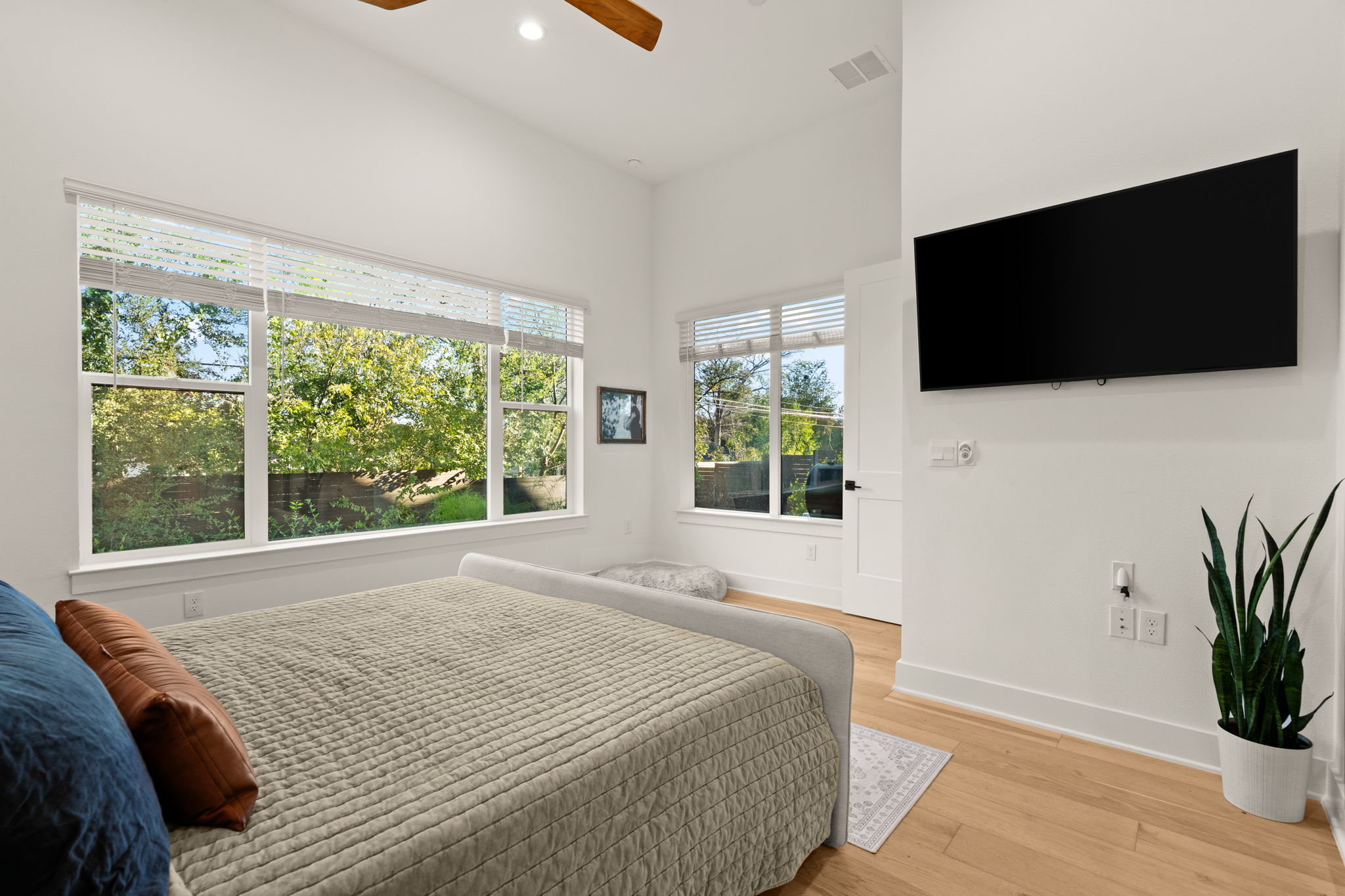 4003 Independent Way, Unit 182 Austin, TX 78731 - Photo 15 of 40 a bedroom with a flat screen tv and a bed