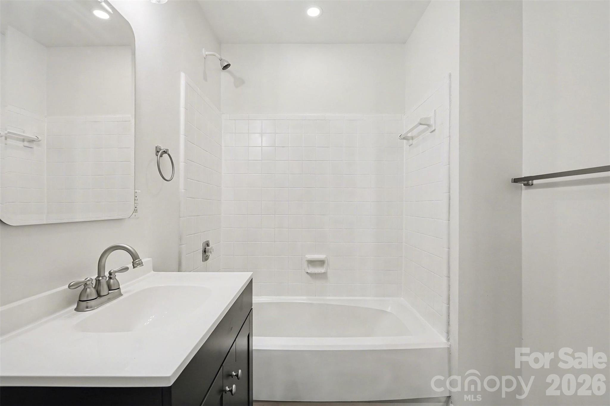 6148 Heath Ridge Court Charlotte, NC 28210 - Photo 25 of 27 a bathroom with a sink and a bathtub