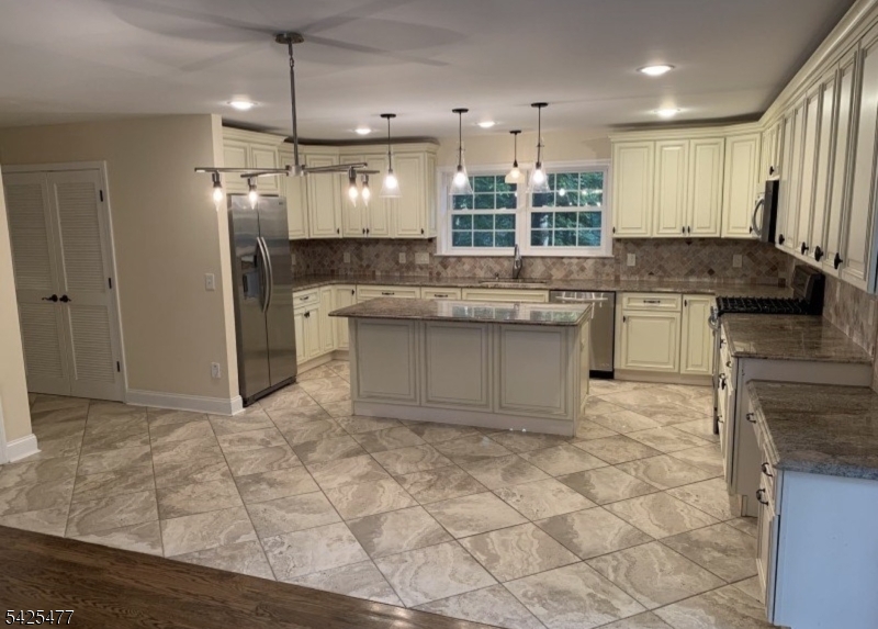 195 Valley Road Wayne, NJ 07470 - Photo 3 of 24