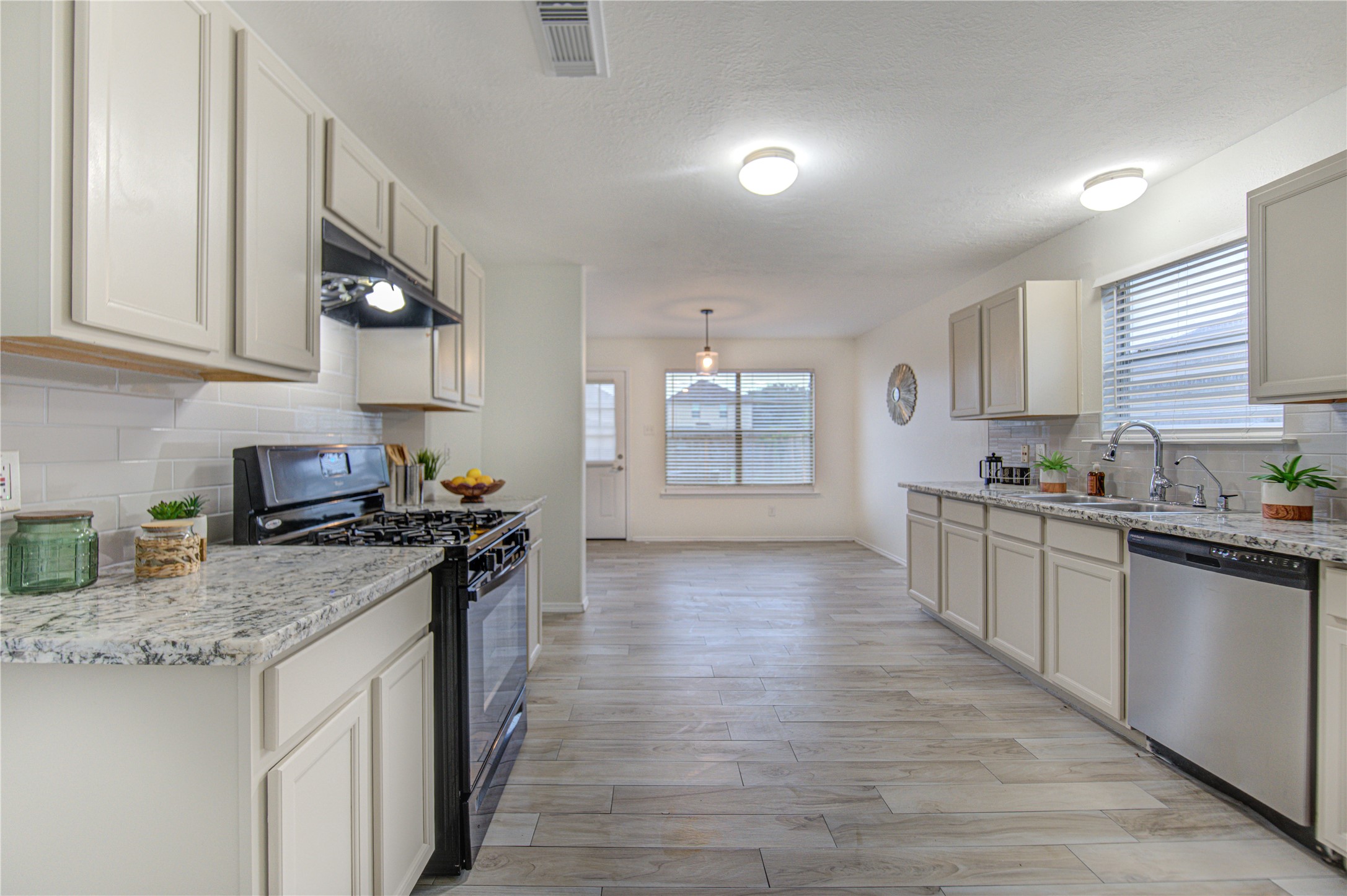 9926 Myrtle Field Lane Houston, TX 77044 - Photo 8 of 34 Space to cook