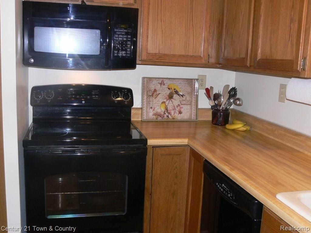 2297 London Bridge Drive, Unit 28 Rochester, MI 48307 - Photo 6 of 29 Appliances Included.jpg