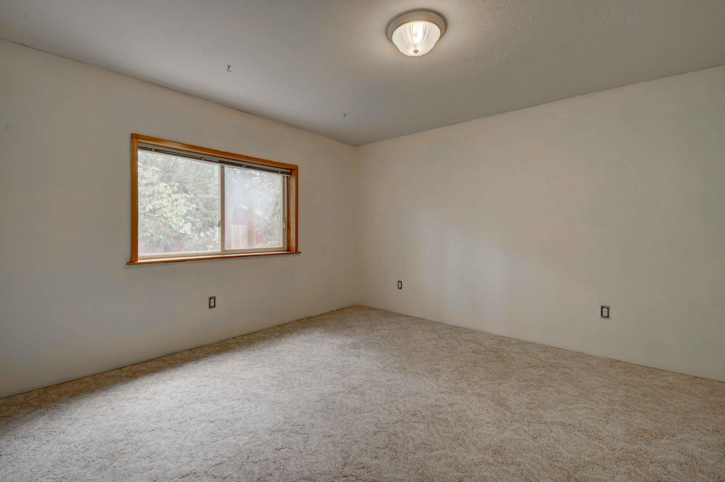 60184 Crater Road Bend, OR 97702 - Photo 17 of 29 3rd bedroom, also nicely sized.
