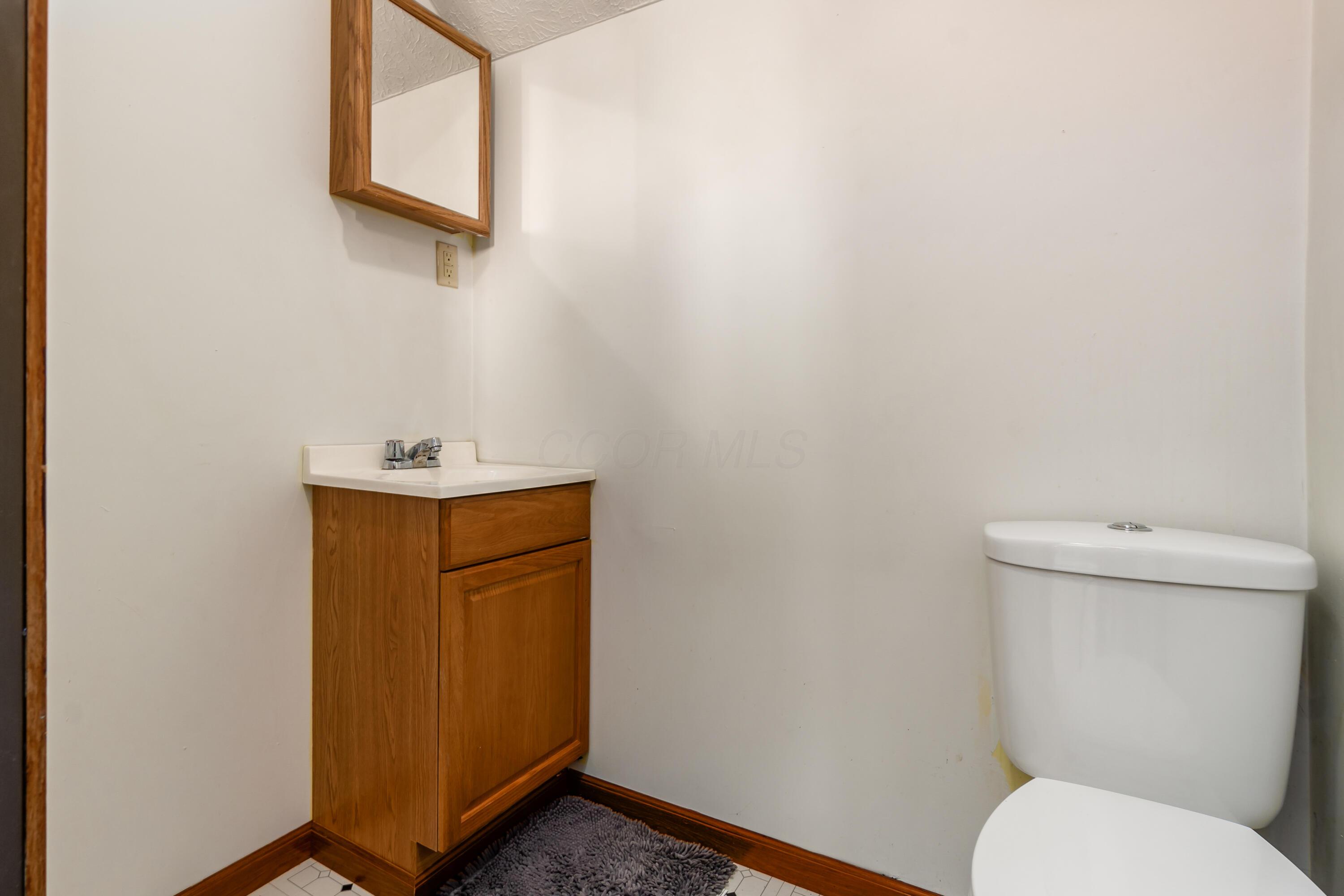 5795 Royalton Road Southwest Lancaster, OH 43130 - Photo 33 of 49 Half bath up