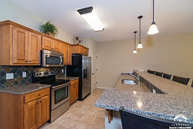 $550,000 | 2250 Lake Pointe Drive, Unit 1900, Lawrence, KS 66049