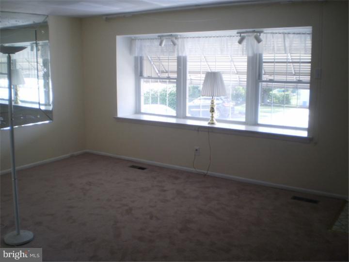 3893 Fairdale Road Philadelphia, PA 19154 - Photo 3 of 8 Living Room