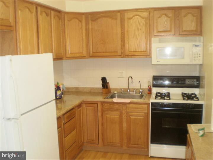 3893 Fairdale Road Philadelphia, PA 19154 - Photo 4 of 8 Kitchen
