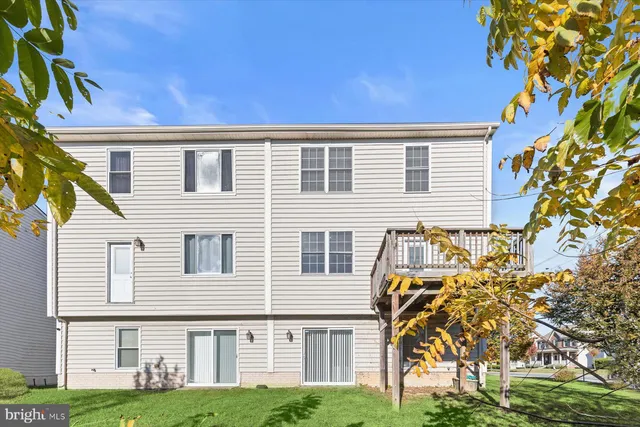 a view of entryway with a house