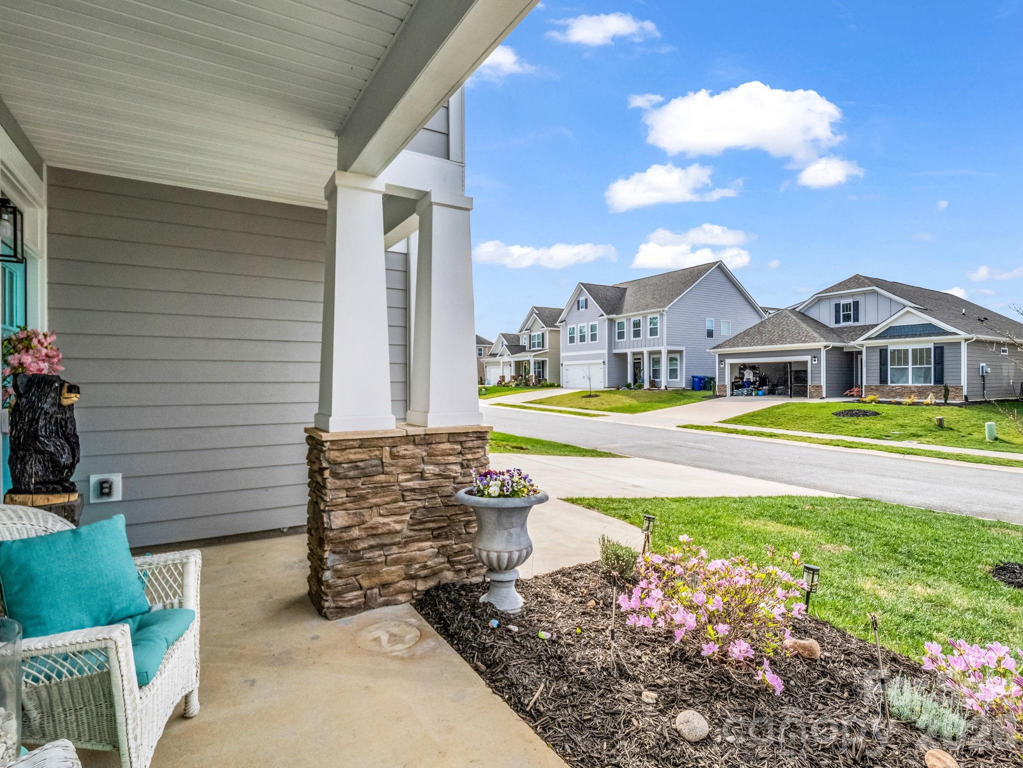 383 Fox Cove Road Hendersonville, NC 28792 - Photo 3 of 34