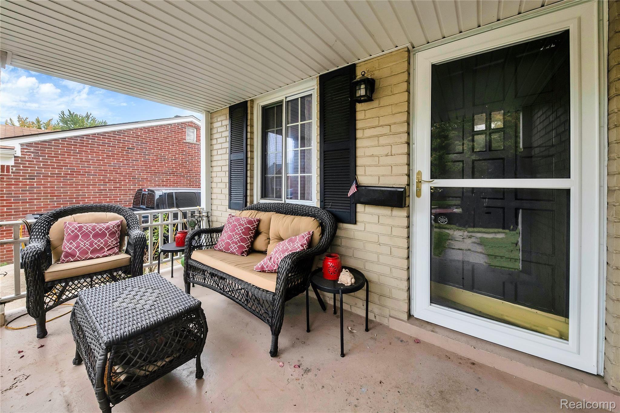 Love this porch! 