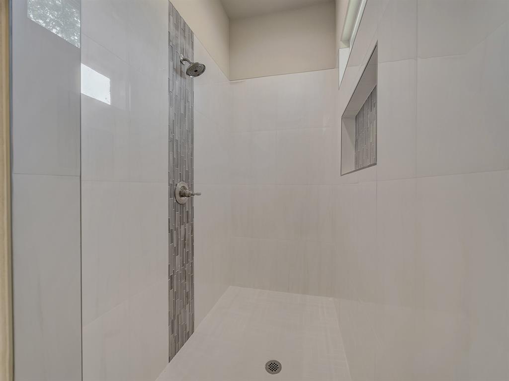 1000 Henry Way Springtown, TX 76082 - Photo 20 of 38 a bathroom with a bathtub
