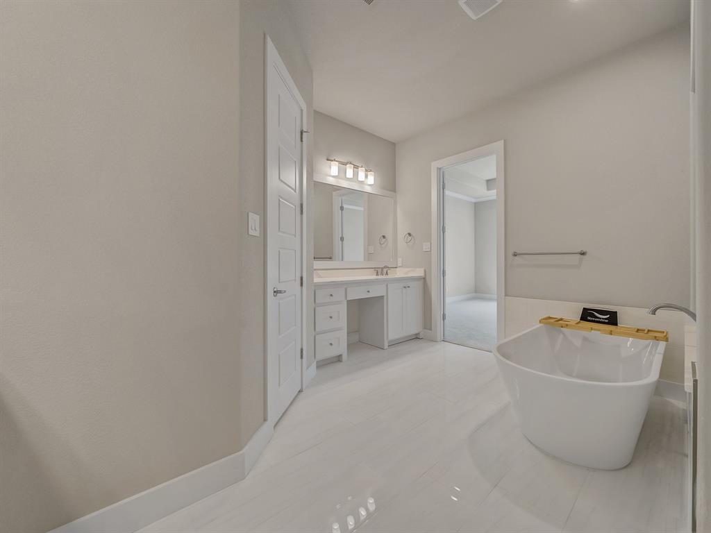 1000 Henry Way Springtown, TX 76082 - Photo 22 of 38 a spacious bathroom with a bathtub