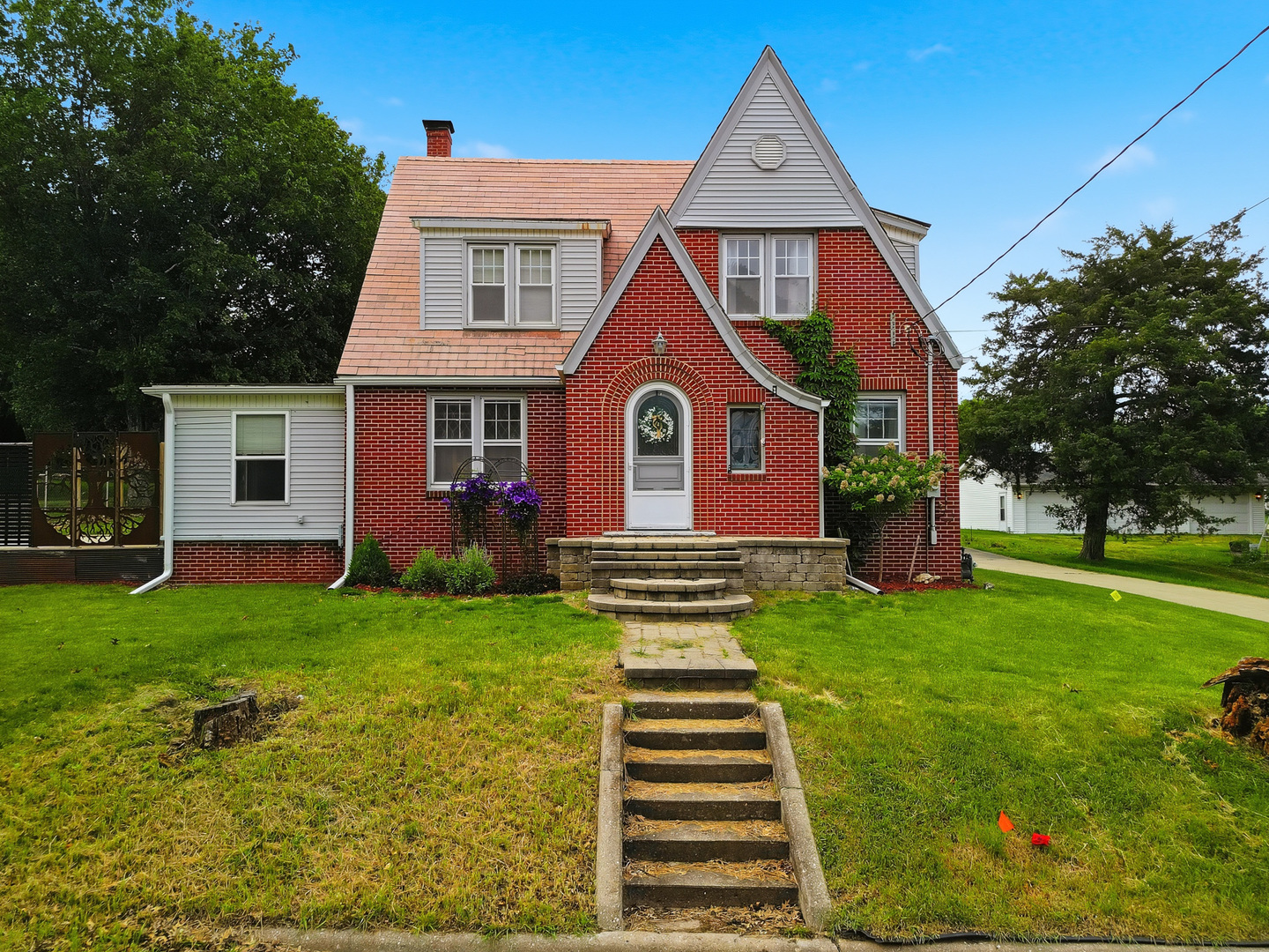 1301 Long Street Dixon, IL 61021 - Photo 1 of 47