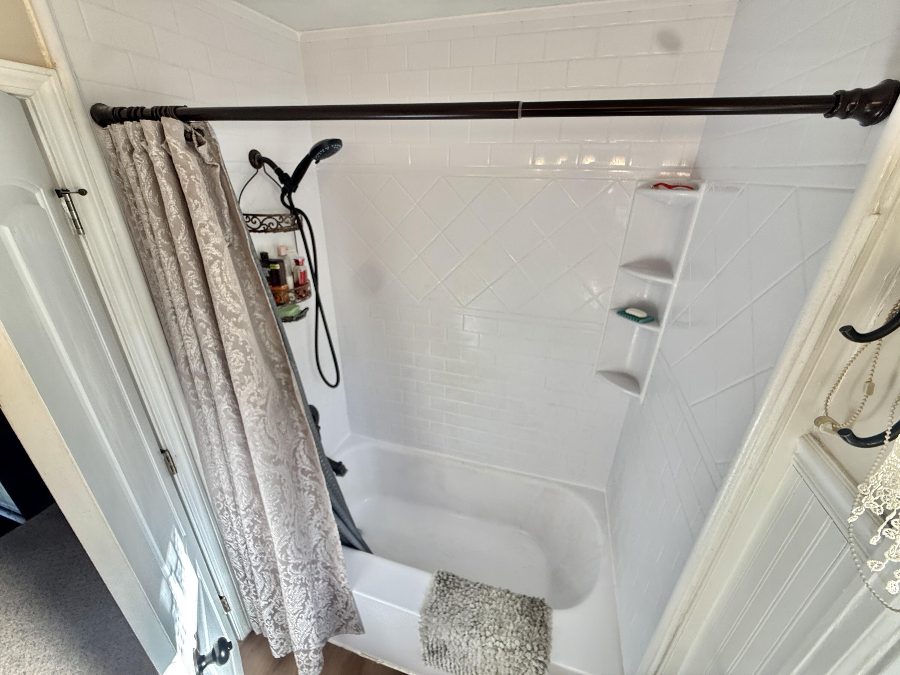 4009 South 5th Street Milwaukee, WI 53207 - Photo 9 of 23 Full Bathroom