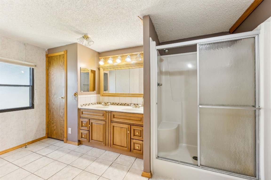 85256 Stephen Road Yulee, FL 32097 - Photo 18 of 40 a bathroom with a tub shower and sink