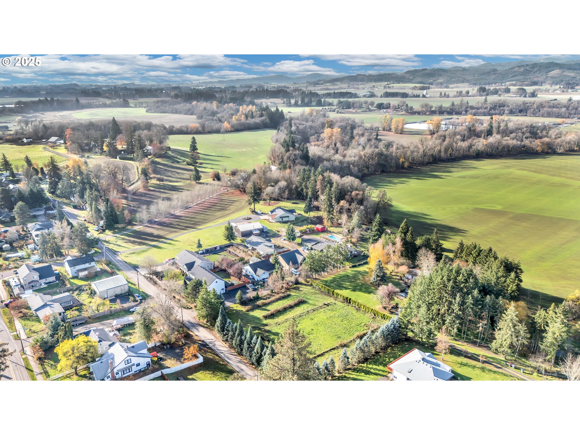 601 South Park Street Carlton, OR 97111 - Photo 12 of 17 a view of a city with an ocean