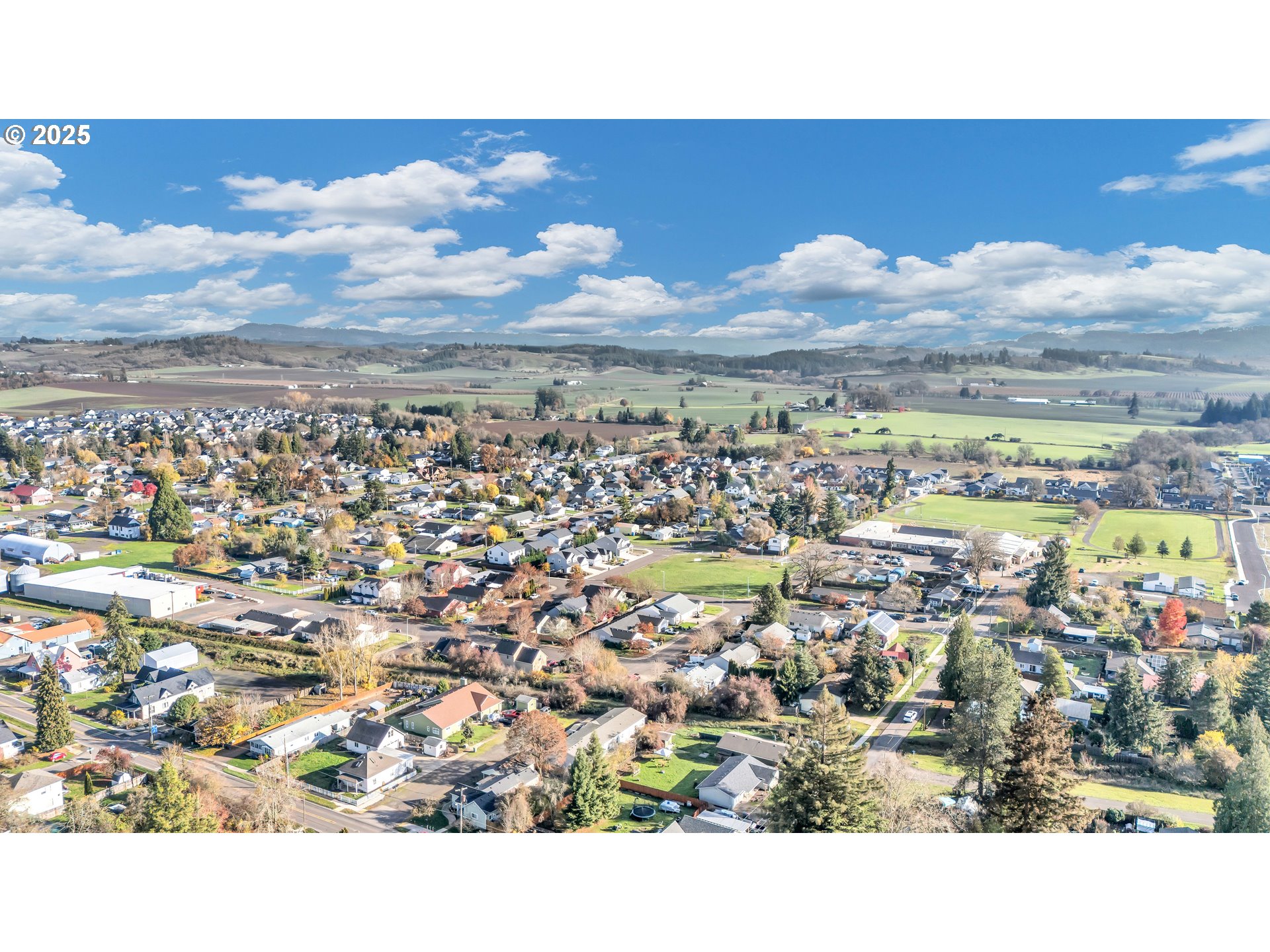 601 South Park Street Carlton, OR 97111 - Photo 14 of 17 a view of a city