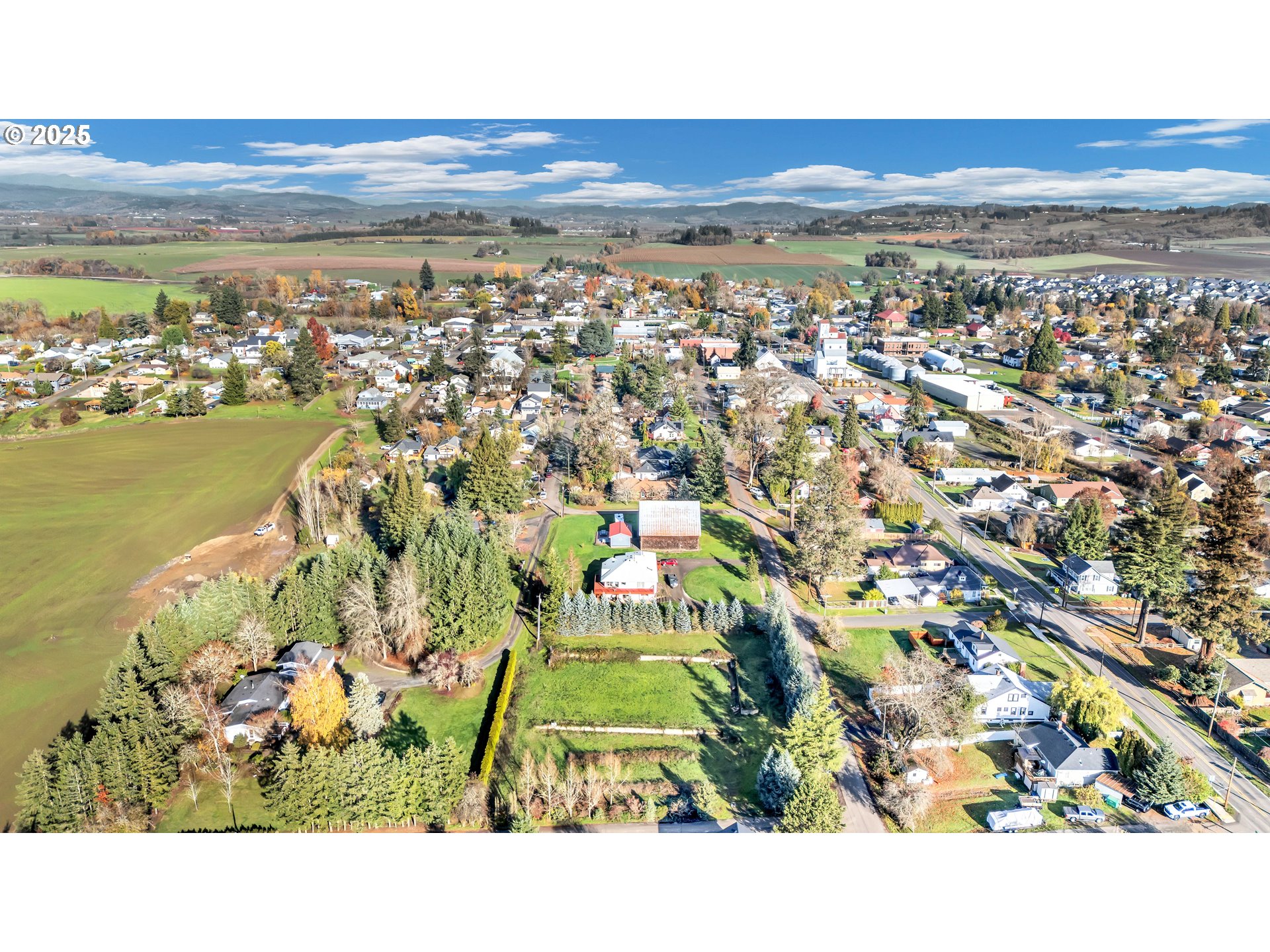 601 South Park Street Carlton, OR 97111 - Photo 10 of 17 a view of an ocean