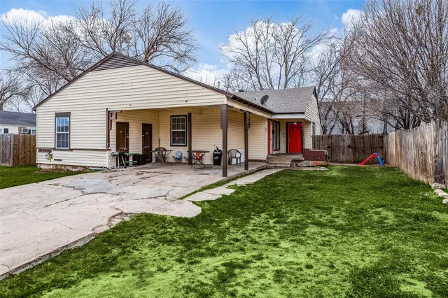 a view of a yard in front of house