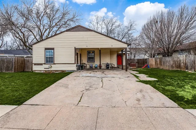a view of a yard in front of house