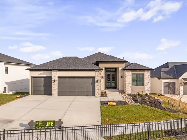 $989,900 | 11233 South Sunray Drive, Olathe, KS 66061