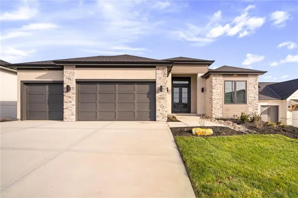 $979,900 | 11233 South Sunray Drive, Olathe, KS 66061