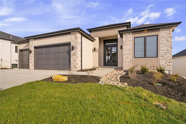 $989,900 | 11233 South Sunray Drive, Olathe, KS 66061
