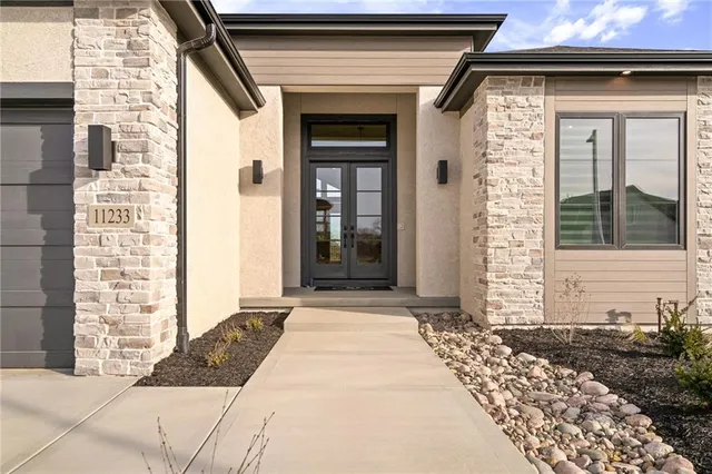 $989,900 | 11233 South Sunray Drive, Olathe, KS 66061