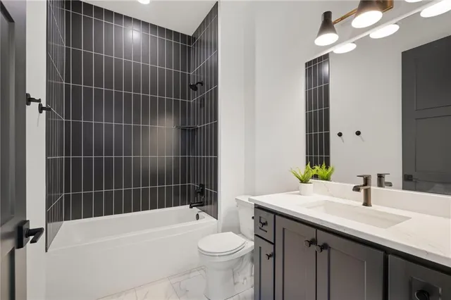 $989,900 | 11233 South Sunray Drive, Olathe, KS 66061