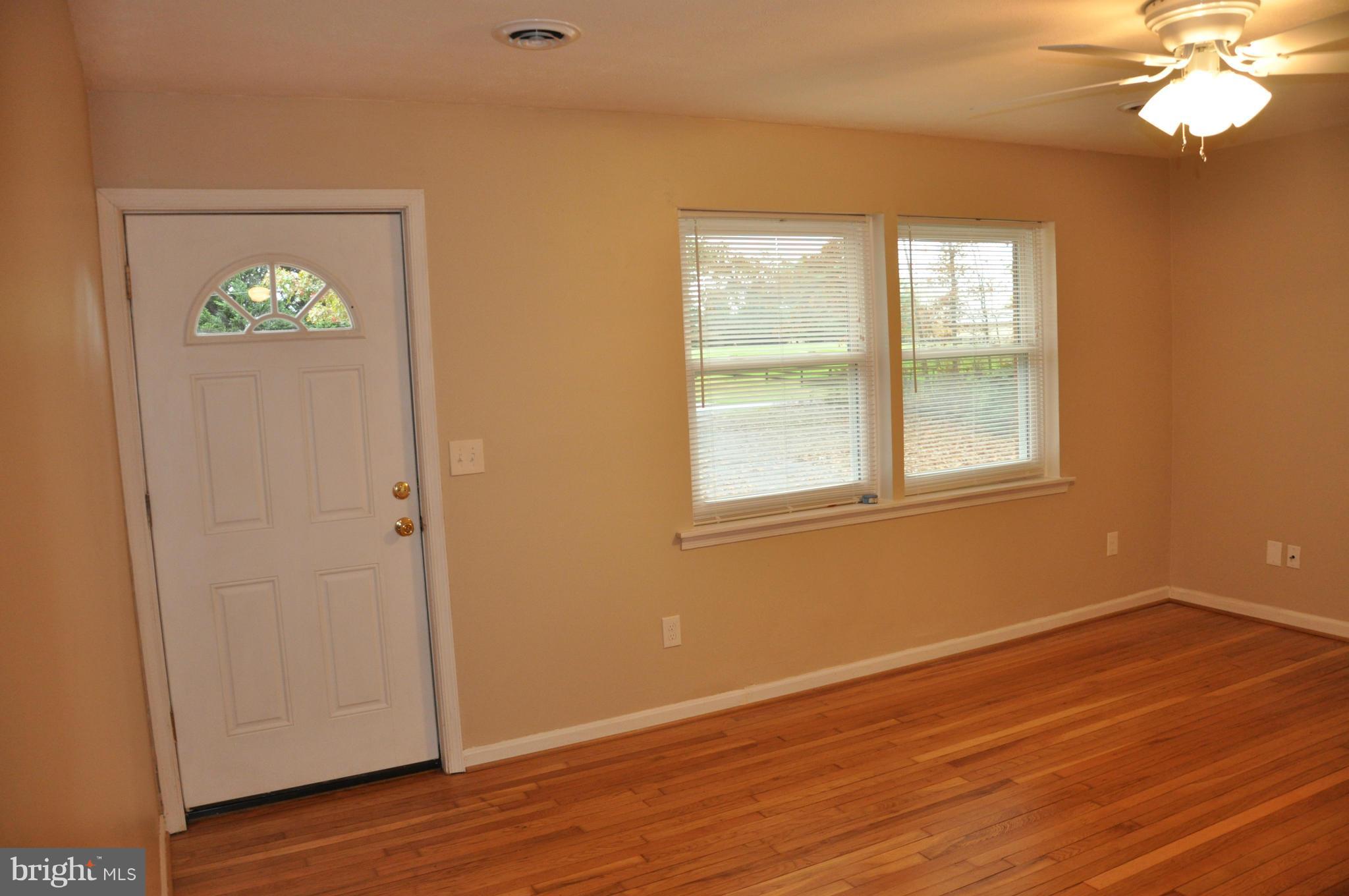 2703 Indian Run Road Amissville, VA 20106 - Photo 8 of 27 Living Room