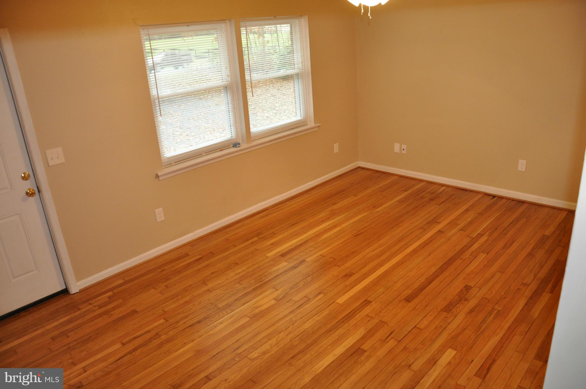 2703 Indian Run Road Amissville, VA 20106 - Photo 9 of 27 Living Room