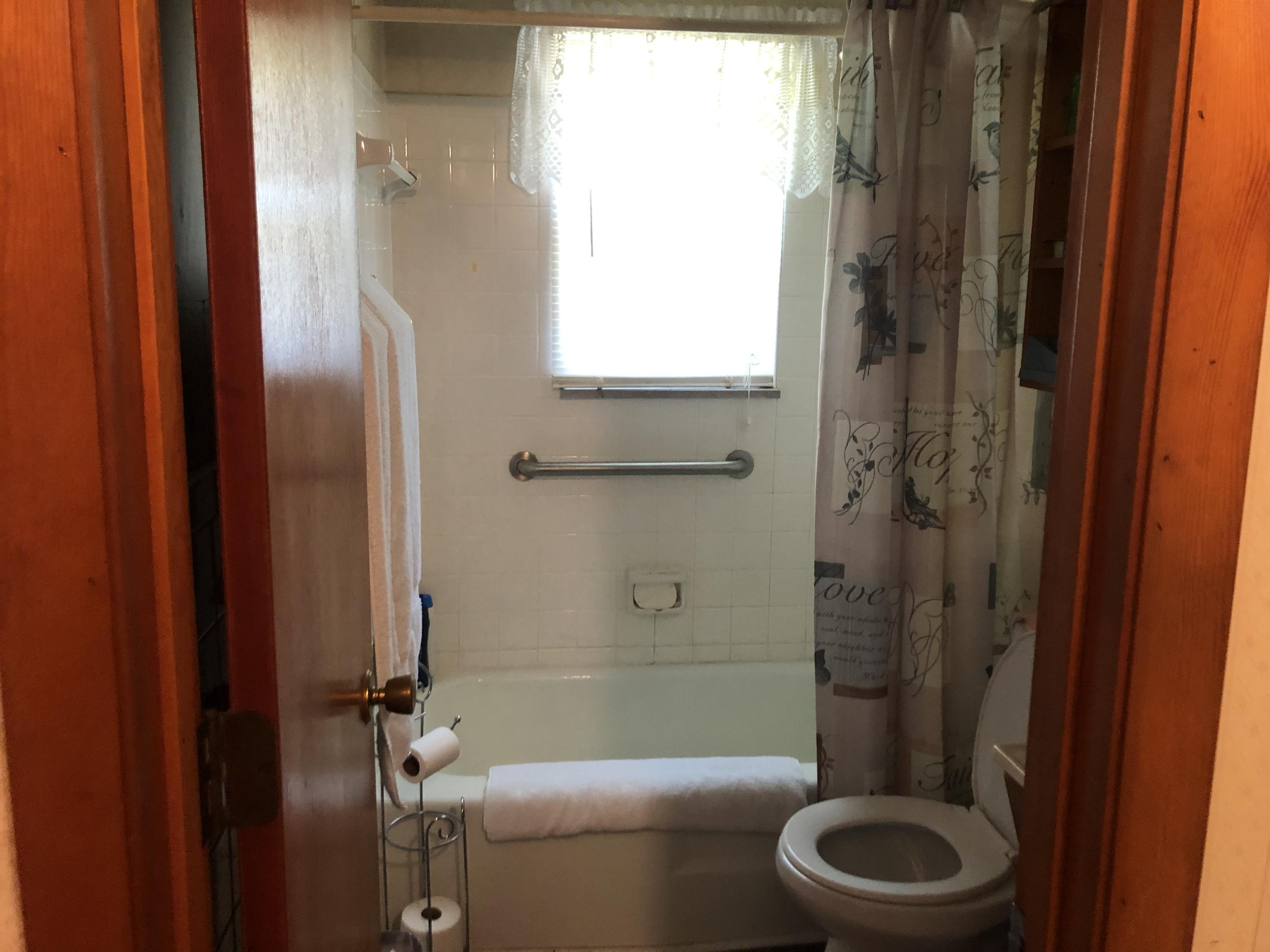 5201 Hickory Valley Road Heiskell, TN 37754 - Photo 9 of 32 Bathroom