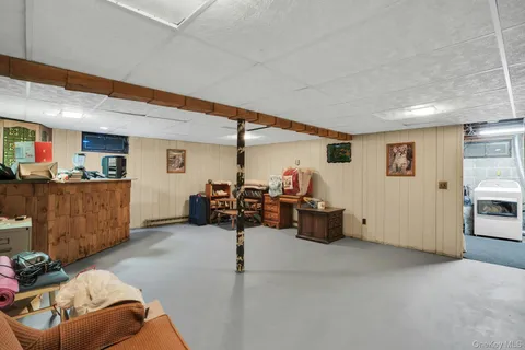 a view of a house with backyard