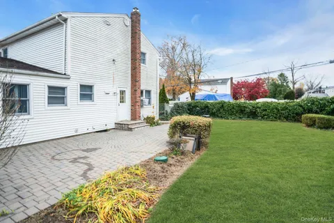 a view of a house with backyard and garden