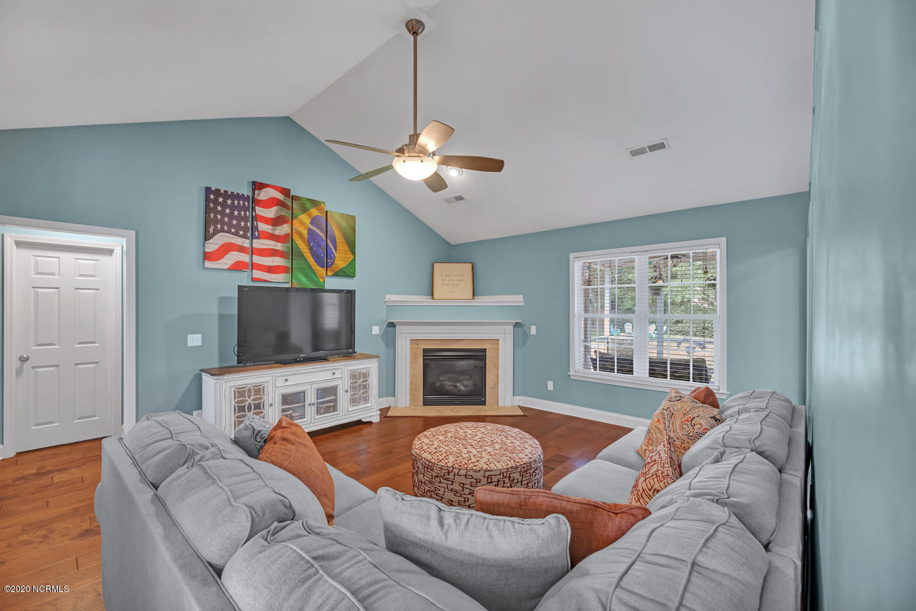 1049 Washington Acres Road Hampstead, NC 28443 - Photo 10 of 40 Living Room