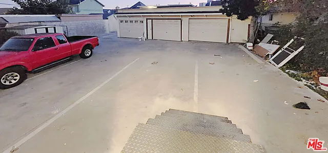 a view of a car garage of the house