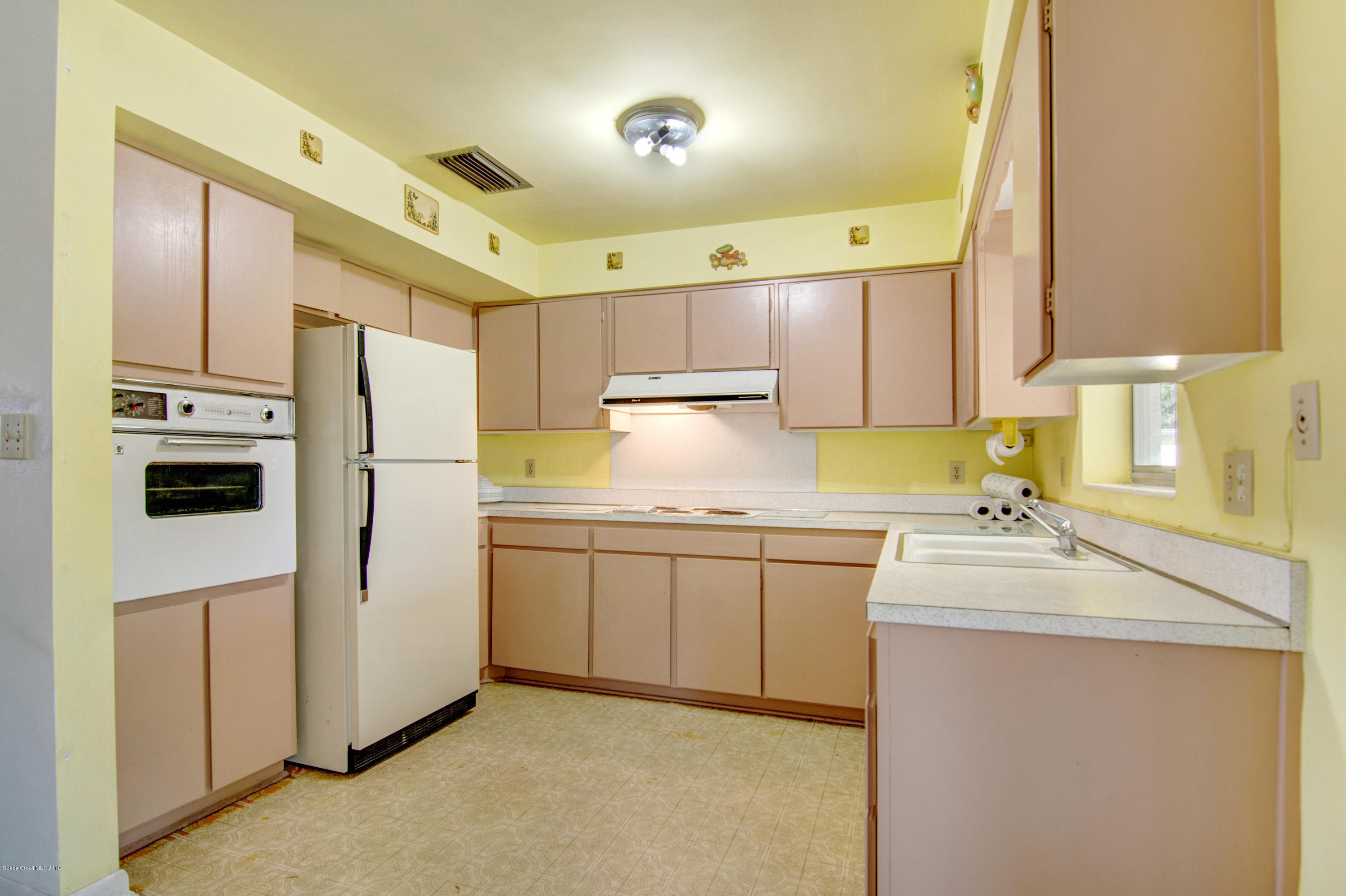 757 Nassau Road Cocoa Beach, FL 32931 - Photo 3 of 11 Kitchen