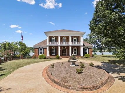 a view of empty room with floor to ceiling window