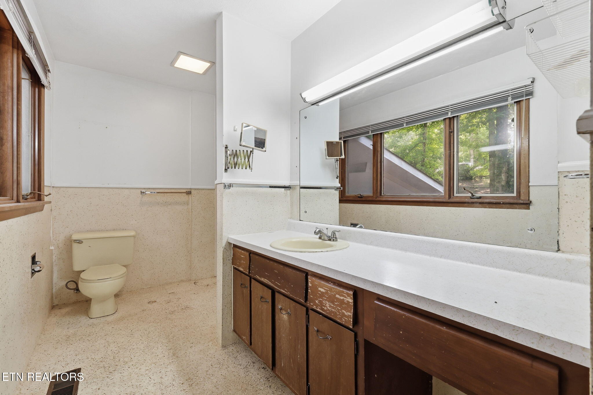 114 Balboa Circle Oak Ridge, TN 37830 - Photo 25 of 52 Primary Suite