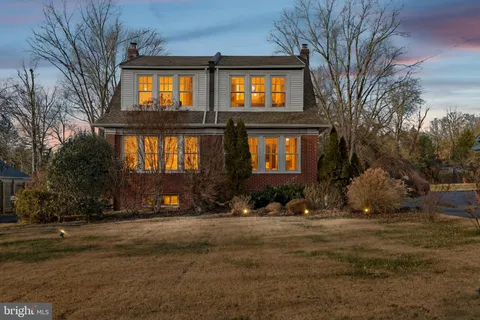 a view of house with car parked