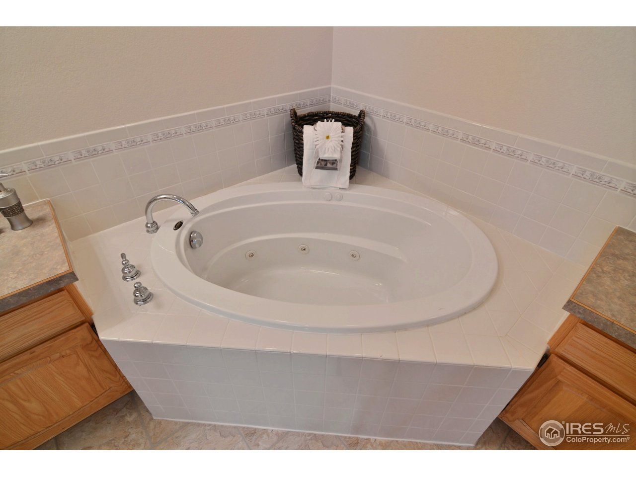 5608 West 13th Street Road Greeley, CO 80634 - Photo 18 of 25 Jetted Bath Tub
